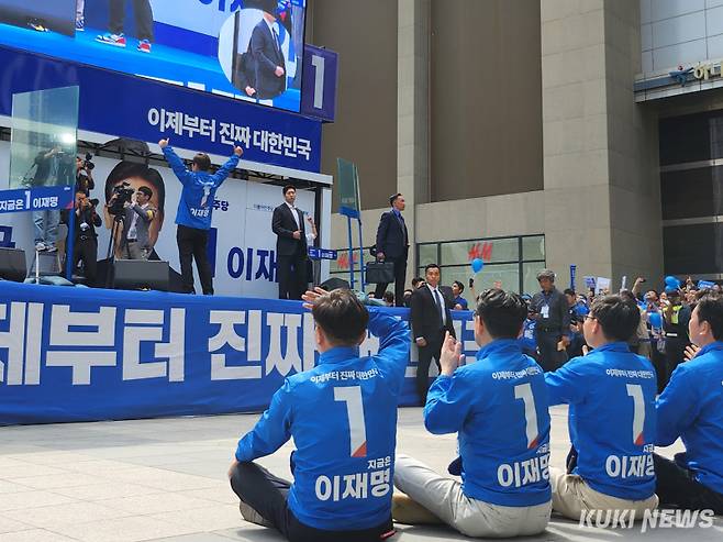 이재명 더불어민주당 대통령 후보가 19일 오후 서울 용산구 용산역 광장을 찾아 유권자들을 향해 지지를 호소하고 있다. 권혜진 기자