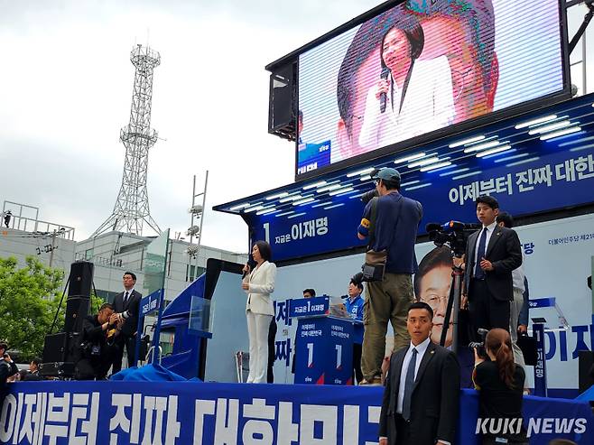 허은아 전 개혁신당 대표가 19일 서울 영등포구 타임스퀘어 광장에서 열린 이재명 더불어민주당 대선후보 유세에서 이 후보에 대한 지지호소를 하고 있다. 권혜진 기자