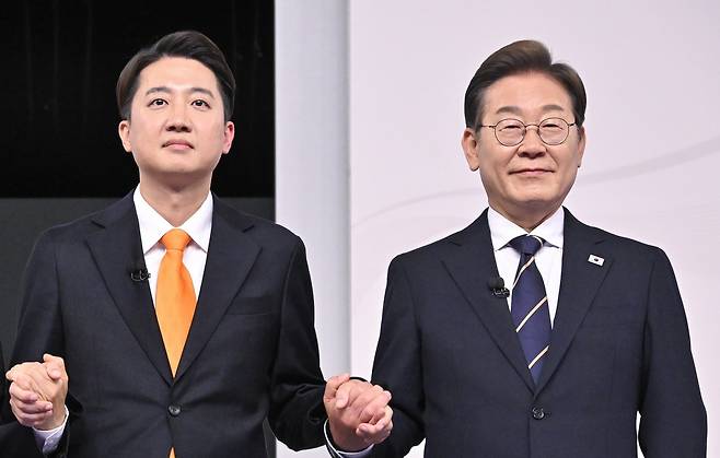 개혁신당 이준석·더불어민주당 이재명 대선 후보가 18일 서울 마포구 상암동 SBS 프리즘센터 스튜디오에서 열린 제21대 대선 1차 후보자 토론회 시작에 앞서 기념촬영을 하고 있다. 국회사진기자단