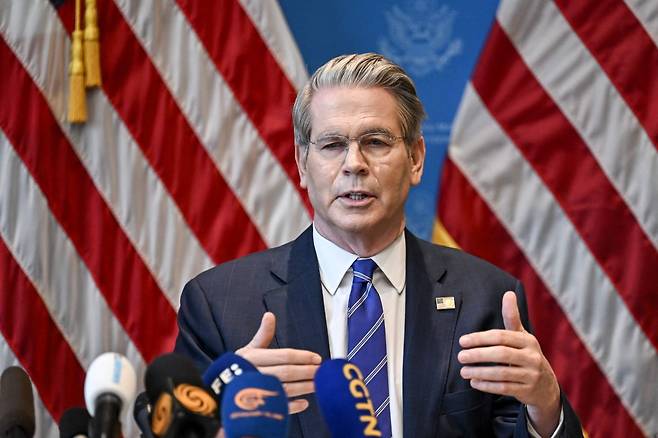 스콧 베선트 미국 재무장관이 지난 12일(현지시간) 스위스 제네바에서 열린 기자회견에서 중국과의 무역 협상 결과에 대해 설명하는 모습. 연합뉴스