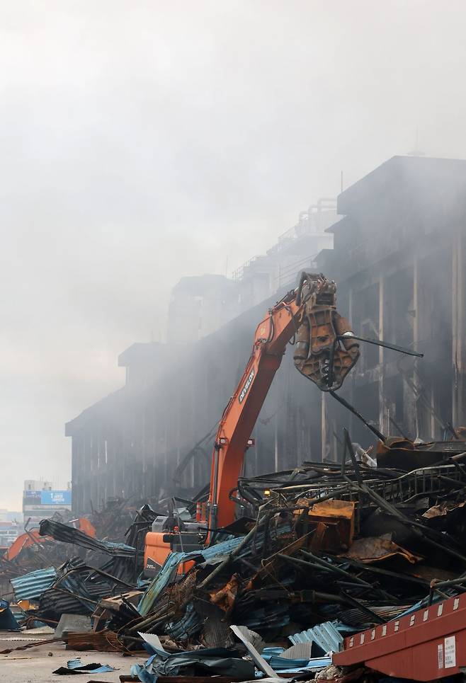 금호타이어 광주공장 화재 발생 사흘째인 19일 광주 광산구 금호타이어 2공장 화재 현장에서 중장비를 동원해 잔해 제거작업하고 있다. 연합뉴스