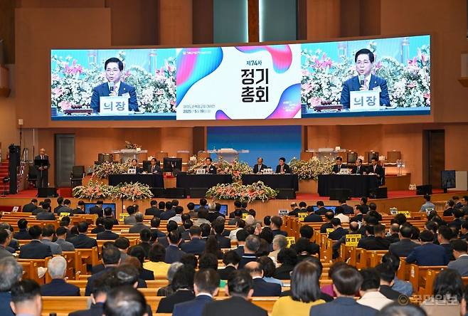 이영훈 기독교대한하나님의성회 대표총회장이 19일 서울 여의도순복음교회에서 개회된 제74차 정기총회를 진행하고 있다. 신석현 포토그래퍼