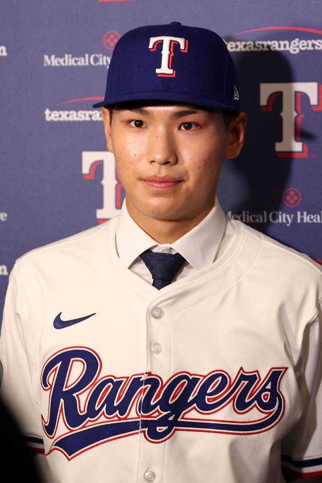 광주제일고의 투타 겸업 유망주 김성준이 19일(한국시간) 미국  텍사스주 알링턴의 글로브 라이프 필드에서 열린 텍사스 레인저스 입단식에서 기념촬영을 하고 있다. 로이터연합뉴스