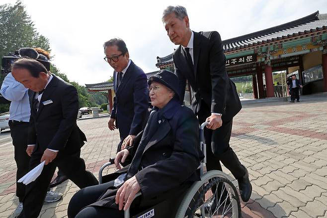 19일 광주 북구 운정동 국립5·18민주묘지에서 노태우 전 대통령의 배우자인 김옥숙 여사와 아들 노재헌씨가 참배를 마치고 이동하고 있다. 연합뉴스