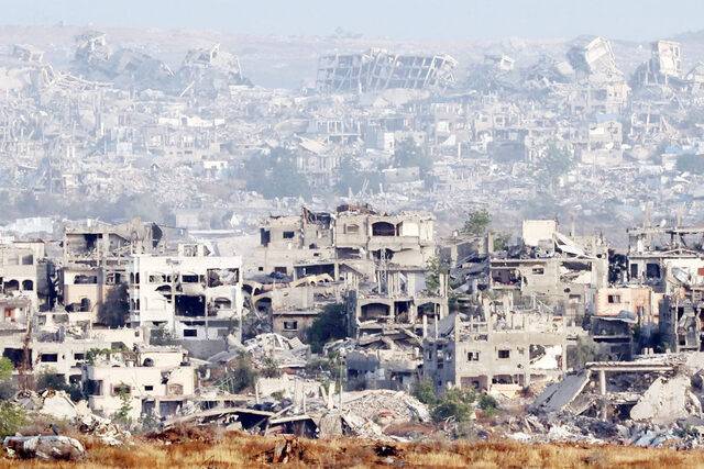 이스라엘 남부 국경에서 19일(현지시간) 바라본 가자지구. 거의 모든 건물이 포격을 받아 부서져 있다. EPA연합뉴스