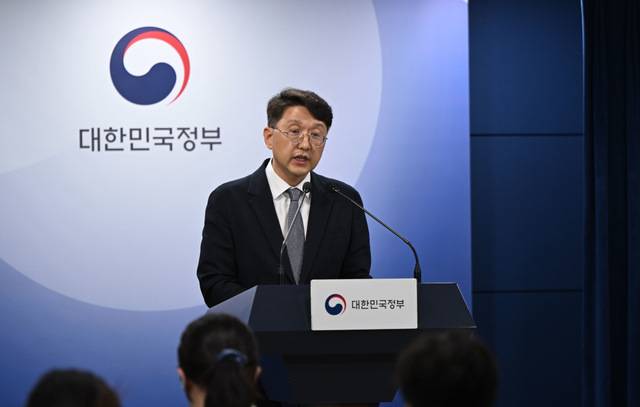 최우혁 정보보호네트워크정책관이 19일 서울 종로구 정부서울청사에서 열린 SKT 침해사고 관련 민관합동 조사결과 2차 발표 브리핑에 참석해 발언하고 있다. 윤웅 기자