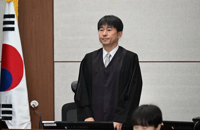 지귀연 부장판사가 4월 21일 서울 서초동 서울중앙지법에서 열린 윤석열 전 대통령 내란 우두머리 혐의 형사재판 2차 공판에서 인사하고 있다. 연합뉴스