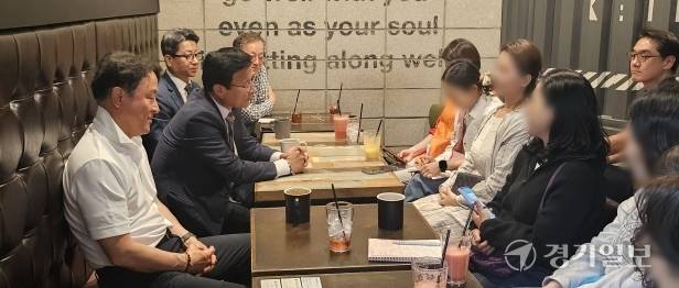 과천지킴시민연대와 과천 학부모단체가 지난 18일 신천지교회에 대한 피해 등을 공유하며 신천지 활동이 지역사회에 미칠 부정적 영향에 대해 대응책 마련을 논의하고 있다. 김형표기자