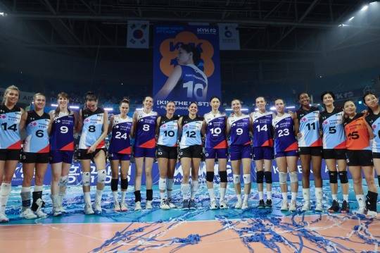 김연경, 세계 올스타 선수들과 함께. 사진[연합뉴스]