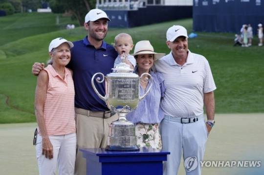 가족들과 포즈를 취한 셰플러(왼쪽에서 두 번째)