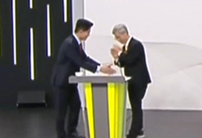 토론을 마친 뒤 국민의힘 김문수 대선 후보와의 악수를 거절하는 민주노동당 권영국 대선 후보 / 사진=MBN