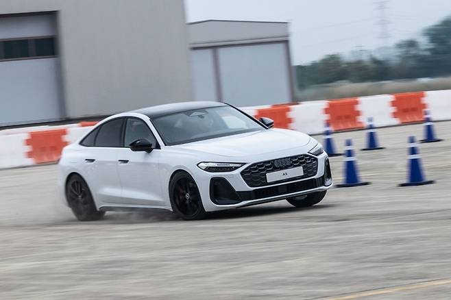 짐카나를 통해 실력을 보여주는 더뉴 아우디 A5  [사진출처=아우디]