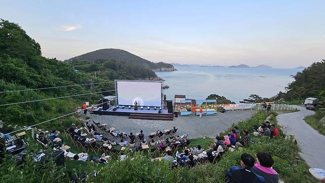 경남 통영의 ‘추도’에서 지난해 처음 열린 ‘섬 영화제’ 모습. 지자체들이 소멸하는 섬마을의 변신을 꾀하면서 새로운 지역관광 거점으로 자리잡고 있다. [사진 = 경남도]