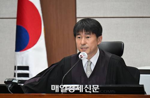 윤석열 전 대통령이 21일 서울 서초동 서울중앙지법에서 열린 내란 우두머리 혐의 형사재판 2번째 공판에서 취재진들의 퇴장을 명령하고 있다.