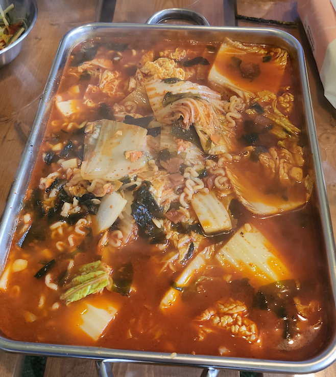 윤남노 셰프가 본인 레시피로 끓인 라면. 안병준 기자