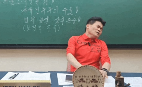 윤석열 전 대통령이 파면되자 안타까워하는 전한길. [사진출처 = 유튜브 영상 캡처]