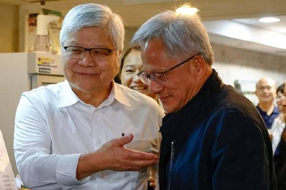 젠슨 황(사진 오른쪽) 엔비디아 CEO와 웨이저자 TSMC 회장이 지난 17일 대만 타이베이 레스토랑에서 만난 모습. [사진출처=연합뉴스]