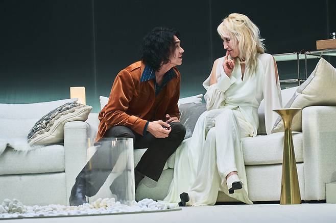 연극 ‘헤다 가블러’에서 뢰브보르그(김은우·왼쪽)가 헤다 테스만(이혜영)에게 호소하듯이 말하고 있다. <국립극단>