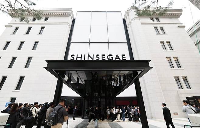 신세계백화점이 옛 제일은행 본점을 매입해 10년간 쇼핑과 문화의 복합 공간으로 공들여 단장한 ‘더 헤리티지’가 지난달 9일 개관했다.[사진출처=뉴스1]