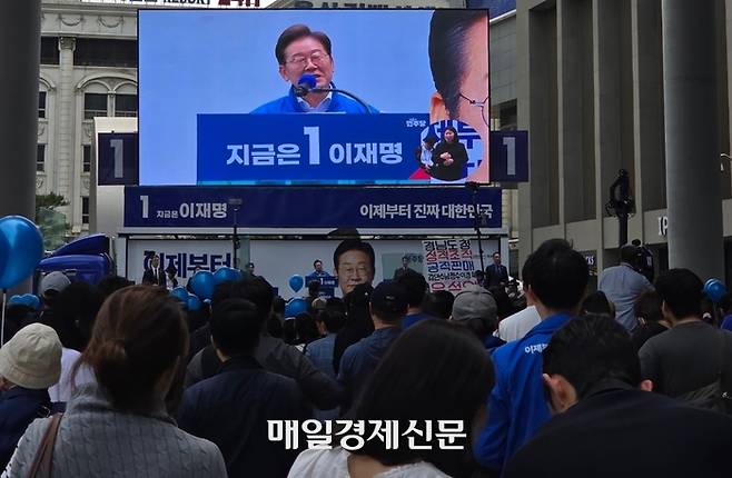 19일 서울 용산구 용산역 광장에서 지지자들이 이재명 더불어민주당 대선 후보의 집중유세를  지켜보고 있다. [권민선 인턴기자]