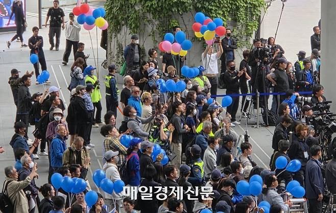 19일 서울 용산구 용산역 광장에 이재명 더불어민주당 대선 후보의 지지자들이 모여 있다. [권민선 인턴기자]