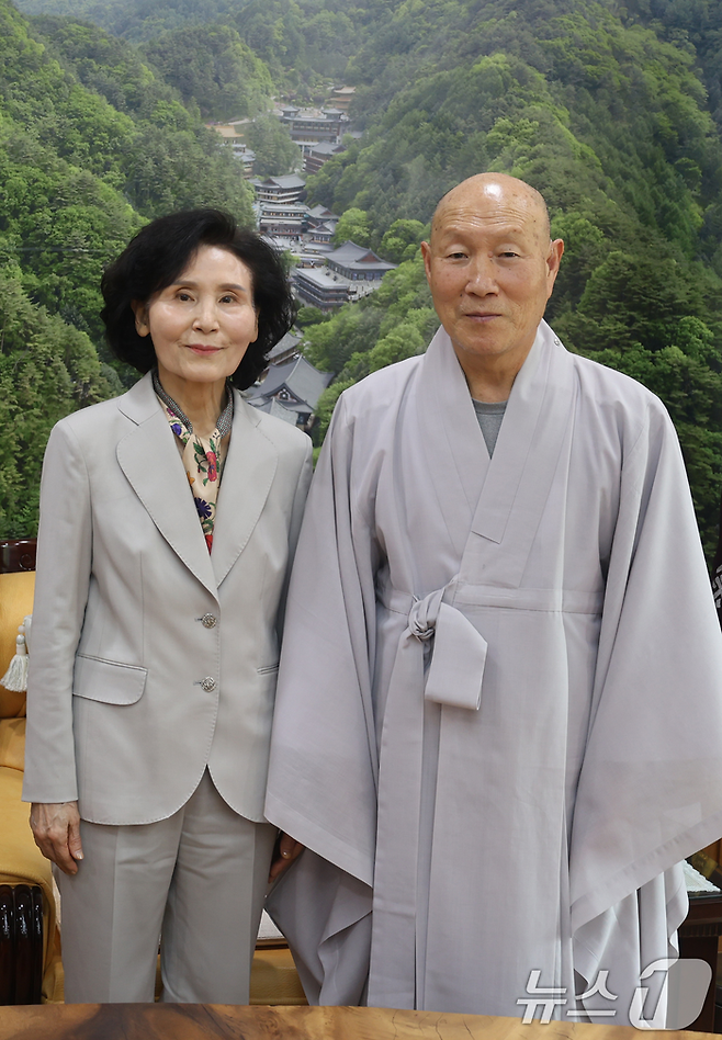 김문수 국민의힘 대통령 후보 부인 설난영 여사가 18일 서울 서초구 관문사에서 열린 대한불교천태종 중앙신도회장 이취임 법요식에 참석해 천태종 총무원장 덕수스님과 기념 촬영하고 있다. [사진출처=국민의힘]