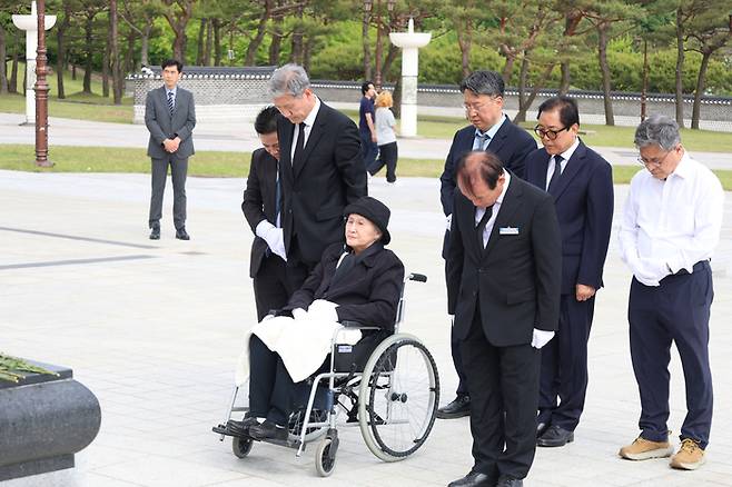 5·18민주화운동 45주년 하루 뒤인 19일 노태우 전 대통령의 배우자인 김옥숙 여사가 아들 노재헌씨와 함께 광주 북구 운정동 국립5·18민주묘지를 찾아 참배하고 있다. [사진 출처 = 국립5·18민주묘지, 연합뉴스]