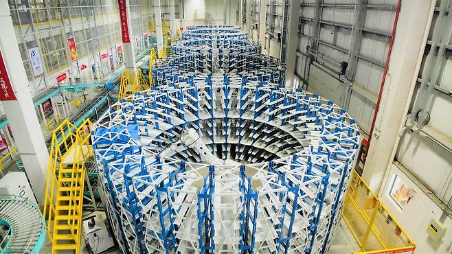 징둥의 베이징 '아시아 1호' 스마트 물류센터 내부에서 로봇이 품목·지역별로 택배를 분류하고 있는 모습. 징둥