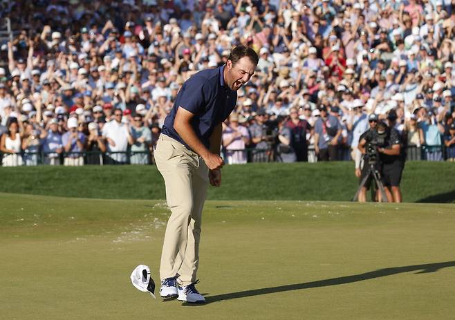 스코티 셰플러가 19일 열린 PGA챔피언십 최종 4라운드 18번홀에서 우승을 확정한 뒤 포효하고 있다.  UPI연합뉴스