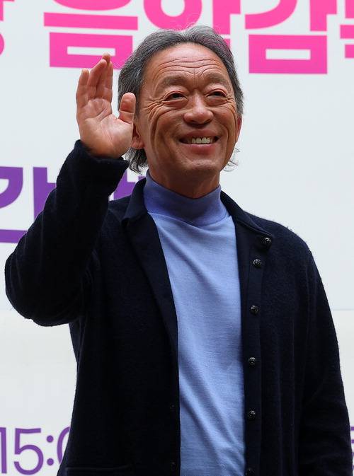 동양인 첫 이탈리아 라 스칼라 극장 음악감독으로 선임된 지휘자 정명훈이 19일 부산콘서트홀에서 열린 기자간담회에서 미소를 지은 채 손을 흔들고 있다. 연합뉴스