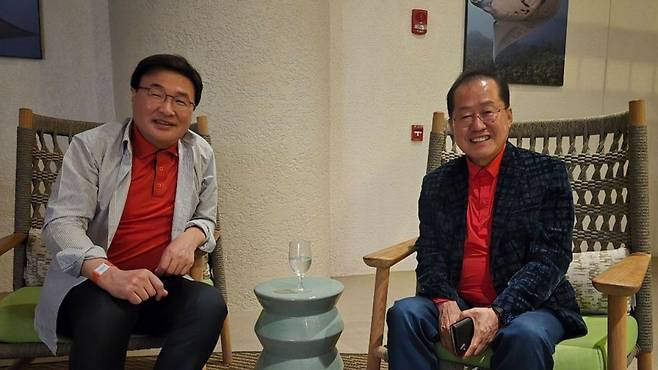 하와이서 홍준표 만난 김대식 홍준표 전 대구시장(오른쪽)의 선거대책위원회 합류를 설득하기 위해 지난 18일(한국시간) 미국 하와이로 떠난 김대식 국민의힘 의원이 홍 전 시장과 나란히 앉아 웃고 있다.  김대식 의원실