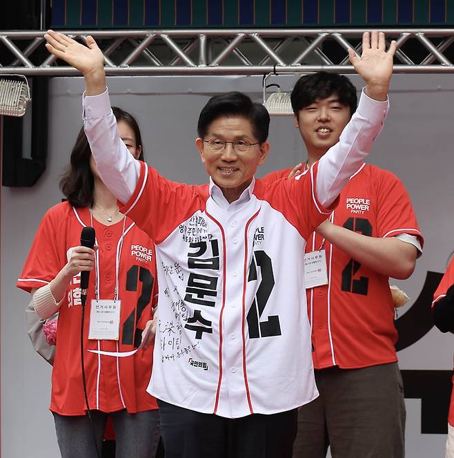 김문수 국민의힘 대선 후보가 19일 오전 서울 중구 청계광장에서 열린 “청년이 바라는 대한민국“ 정책공약에 참석해 인사하고 있다.2025.05.19. [이충우 기자]