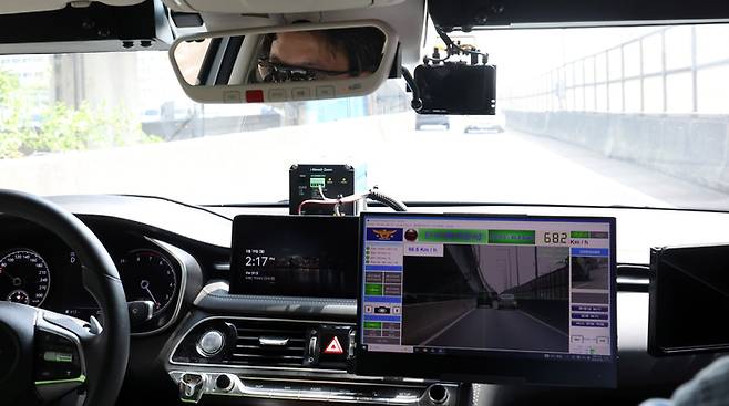 19일 서울경찰청 관계자가 암행순찰차로 내부간선도로에서 과속 차량을 단속하고 있다.  서울경찰청은 지난 15일부터 차량 탑재형 단속 장비를 장착한 암행순찰차를 올림픽대로, 강변북로 등 자동차 전용도로에 집중 운영하고 있다. 순찰차 탑재형 단속 장비는 레이더로 앞선 차량의 속도를 측정한 뒤 과속 여부를 자동으로 확인하며, 수동 영상 녹화 기능을 통해 난폭운전이나 끼어들기, 지정차로 위반 등 법규 위반 사항을 단속한다. 2025.5.19 [사진 = 공동취재단]