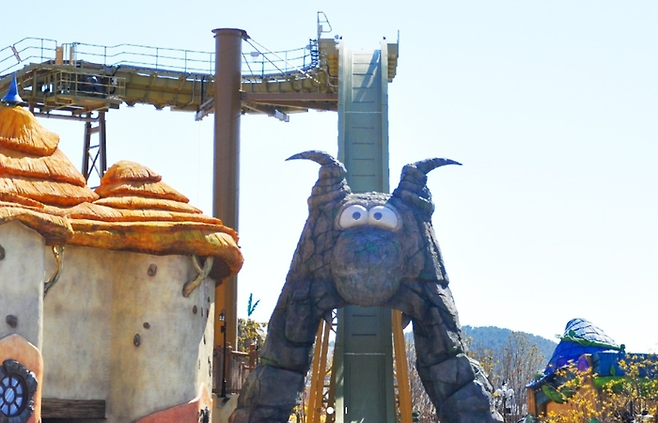 지난 1일 부산 기장군 롯데월드 부산에서 운영 중인 놀이기구 오거스후름 보트 1개가 상공에서 10여분간 멈춰 섰다. [사진 출처 = 롯데월드 부산, 연합뉴스]