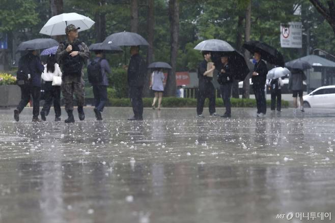 [서울=뉴시스] 최동준 기자 = 16일 서울 중구 서울시청 앞에 강한 비가 쏟아지고 있다.  기상청은 전국 대부분 지역에 비나 소나기가 내리면서 돌풍과 천둥·번개를 동반한 궂은 날씨를 예보됐다. 2025.05.16. /사진=최동준