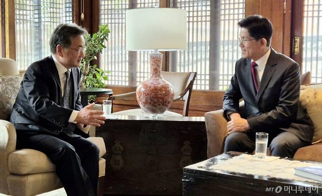 김문수 국민의힘 대선후보(오른쪽)가 15일 서울 중구 정동 주한미국대사관저 하비브 하우스에서 조셉 윤 주한미국대사대리와 오찬 겸 회담을 하고 있다. / 사진=뉴시스