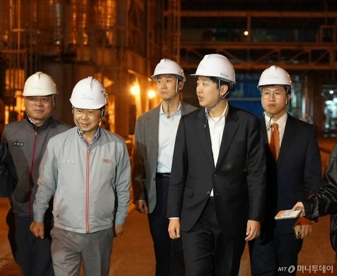 이준석 개혁신당 대선후보가 공식 선거운동이 시작된 지난 12일 첫 공식 일정으로 전남 여수 국가산업단지를 찾아 관계자와 대화하고 있다. / 사진=뉴스1