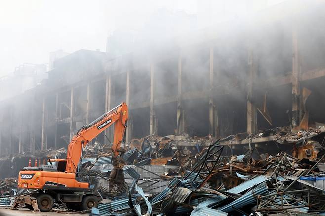 (광주=뉴스1) 이승현 기자 = 금호타이어 광주공장 화재 사흘째인 19일 오전 광주 광산구 소촌동 금호타이어 광주공장 현장에서 당국이 중장비를 동원해 잔재물을 치우는 작업을 하고 있다. 이후 당국은 무인방수파괴차를 투입시켜 도깨비불 진화에 나선다. 2025.5.19/뉴스1  Copyright (C) 뉴스1. All rights reserved. 무단 전재 및 재배포,  AI학습 이용 금지. /사진=(광주=뉴스1) 이승현 기자