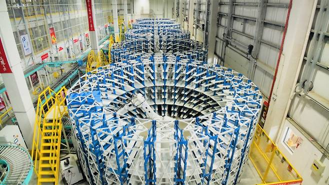 징둥 베이징 물류센터(인텔리전스로지스틱스파크) 내에서 품목·지역별로 택배물량을 분류하고 있는 로봇팔. 내부는 직접 공개되지 않았다./사진=징둥