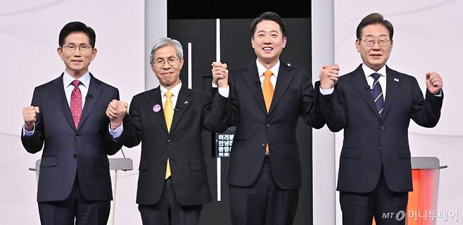 [서울=뉴시스] 국회사진기자단 = 18일 서울 마포구 SBS프리즘타워에서 열린 중앙선거방송토론위원회 주관 제21대 대통령선거 후보자 토론회에서 각 정당 대선 후보들이 선전을 다짐하고 있다. 왼쪽부터 국민의힘 김문수, 민주노동당 권영국, 개혁신당 이준석, 더불어민주당 이재명 대선후보. 2025.05.18. photo@newsis.com /사진=