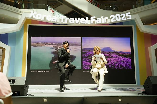 싱가포르에서 열린 'K-관광 로드쇼' 현장에 참석한 배우 임시완(왼쪽). / 사진 = 한국관광공사 제공