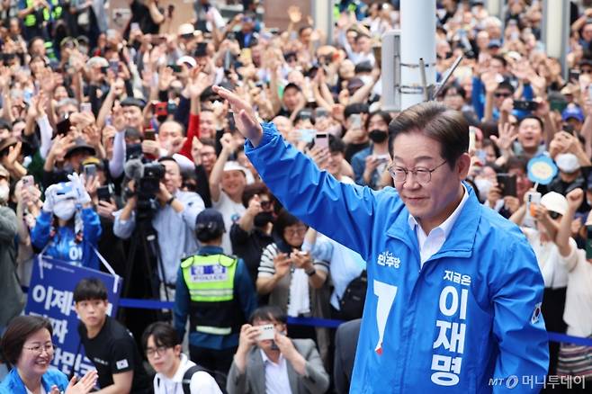 [창원=뉴시스] 권창회 기자 = 이재명 더불어민주당 대선 후보가 14일 경남 창원시 상남분수광장에서 열린 집중유세에서 지지자들에게 인사하고 있다. 2025.05.14. kch0523@newsis.com /사진=권창회