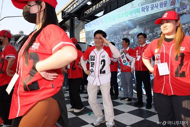 (대구=뉴스1) 김민지 기자 = 김문수 국민의힘 대통령 후보가 제21대 대통령 선거 공식 선거운동 첫 날인 12일 대구 중구 서문시장에서 지지를 호소하고 있다. (공동취재) 2025.5.12/뉴스1  Copyright (C) 뉴스1. All rights reserved. 무단 전재 및 재배포,  AI학습 이용 금지. /사진=(대구=뉴스1) 김민지 기자