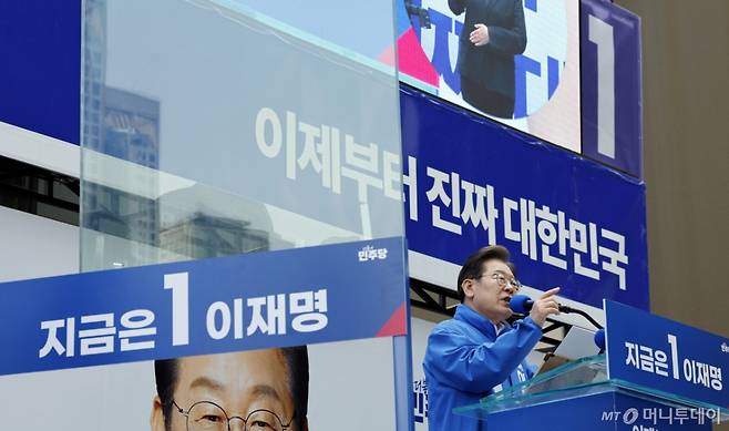 (서울=뉴스1) 안은나 기자 = 이재명 더불어민주당 대통령 후보가 19일 오후 집중유세차 서울 용산역 광장을 찾아 유권자들을 향해 지지를 호소하고 있다.  2025.5.19/뉴스1  Copyright (C) 뉴스1. All rights reserved. 무단 전재 및 재배포,  AI학습 이용 금지. /사진=(서울=뉴스1) 안은나 기자