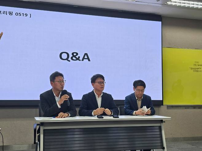 SK텔레콤이 19일 오후 서울 중구 삼화빌딩에서 열린 일일브리핑에서 유심 해킹 사고 이후 현황을 발표했다. (왼쪽부터) SK텔레콤의 김희섭 PR센터장, 임봉호 MNO사업부장, 류정환 네트워크인프라센터장. /사진=김승한 기자