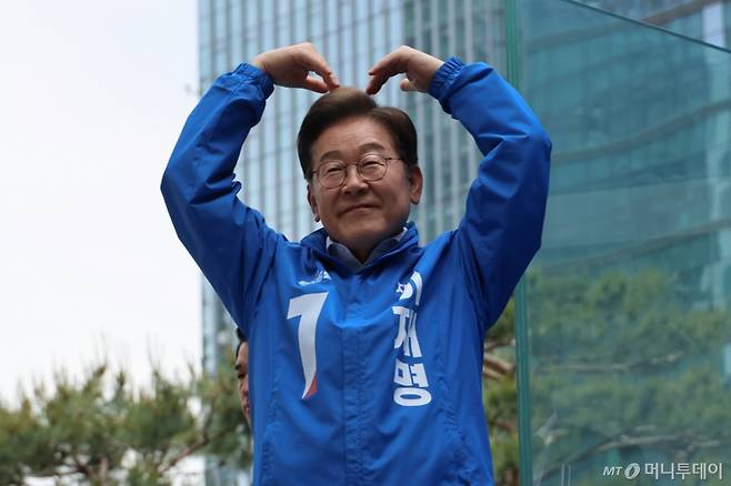 [서울=뉴시스] 권창회 기자 = 이재명 더불어민주당 대선 후보가 19일 서울 용산구 용산역 광장에서 열린 집중유세에서 방탄유리가 설치된 유세차 위에서 지지자들에게 인사하고 있다.(공동취재) 2025.05.19. photo@newsis.com /사진=