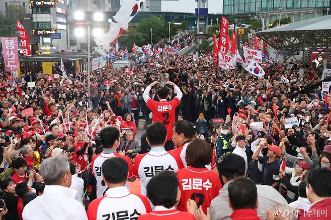 (서울=뉴스1) 김민지 기자 = 김문수 국민의힘 대통령 후보가 19일 서울 중구 서울역 광장에서 유세를 하고 있다. (공동취재) 2025.5.19/뉴스1  Copyright (C) 뉴스1. All rights reserved. 무단 전재 및 재배포,  AI학습 이용 금지. /사진=(서울=뉴스1) 김민지 기자