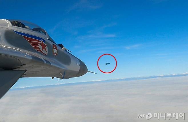 북한 노동당 기관지 노동신문이 지난 17일 "경애하는 김정은동지께서 5월15일 조선인민군(북한군) 근위 제1공군사단 관하 비행연대를 방문하시고 공군비행대들의 반항공전투 및 공습훈련을 지도했다"고 보도했다. / 사진=뉴스1(노동신문)