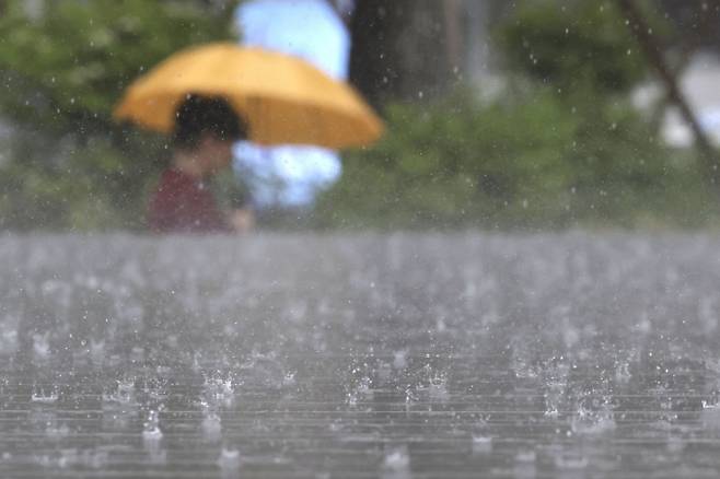 19일 중부지방을 중심으로 비가 내리며 흐릴 것으로 예상된다. 사진은 지난 16일 서울 중구 서울시청 앞에 강한 비가 쏟아지는 모습. /사진=뉴시스