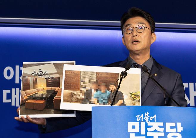 민주당은 지 부장판사에 대한 고위공직자범죄수사처(공수처) 고발도 검토 중이라고 밝혔다. 사진은 노종면 더불어민주당 선거대책위위19일 오후 서울 여의도 더불어민주당사에서 기자회견을 열고 지귀연 서울중앙지법 부장판사 룸살롱 출입 증거 사진을 공개하고 있는 모습. /사진=뉴스1